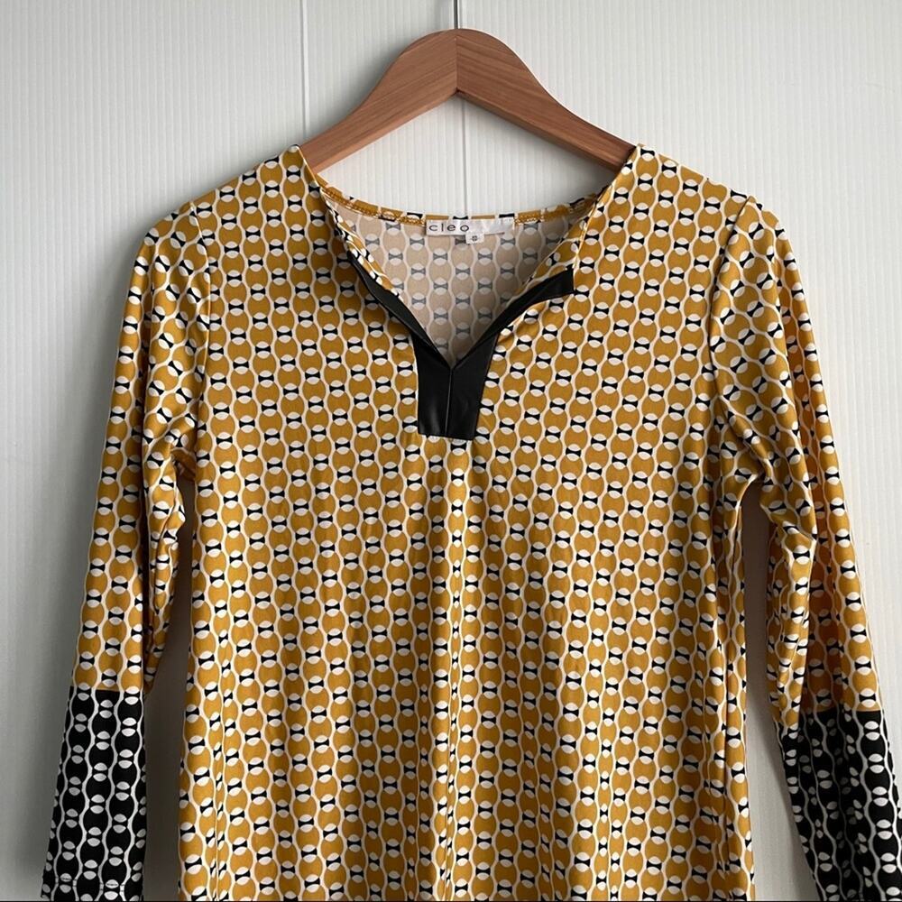 Cleo patterned v-neck top - Picture 4 of 5